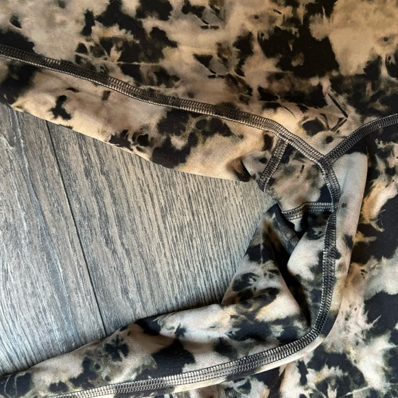 Lululemon Wunder Train HR Tight 25" size 10
Dispersed Light Raw Linen multi - Picture 9 of 9